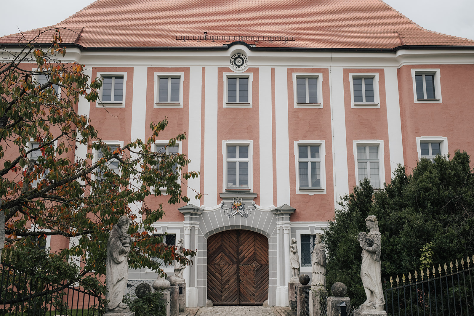 Haupthaus mit Tor